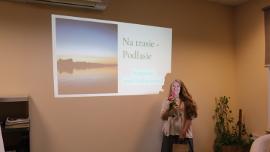 Na zdjęciu Katarzyna Arciszewska na tle swojej prezentacji o Podlasiu.