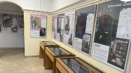 Zdjęcie przedstawiające gabloty i tablice wystawy