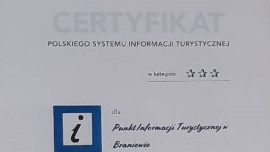Fotografia przedstawia certyfikat, który został przyznany dla Punktu Informacji Turystycznej na okres wrzesień 2022 do wrzesień  2024. Informacja Turystyczna otrzymała trzy gwiazdki.